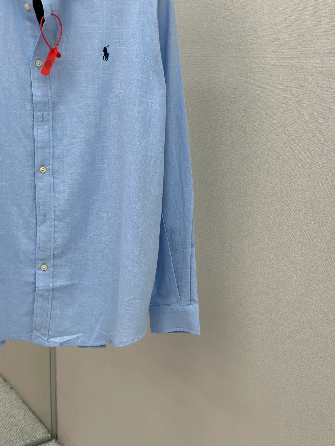 P400 Ralph Lauren embroidered linen shirt. Selected high-quality linen material with natural texture and breathability. Tight and smooth, comfortable and close to the skin. Stunning appearance in a clear light blue. The iconic pony embroidery is like a smart note jumping on the elegant canvas. Simple but highly recognizable. The ingenious design of the outer pleated split back shoulder adds a sense of agility and detachment. The minimalist shape contains the soul of fashion. Process 1: Adopting imported machine embroidery technology and using advanced computer control systems and precision mechanical components to achieve the iconic pony embroidery operation with high precision and smooth and delicate lines. Process 2: Using the side-turn buried clamp sewing process, which is smooth and tidy. Process 3: The fabrics have been washed and have a better hand feel. Not easy to deform, not easy to shrink, not easy to fade, and maintain long-term beauty. Accessories: Customized 1:1 thick plate resin buckle Customized 1:1 Ralph Lauren trademark Fit: Loose fit Size: S M L XL Style number: 25246-B20